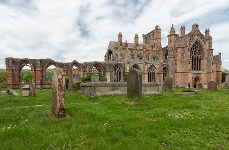 观察苏格兰边境Melrose修道院的和废墟观察苏格兰边境Melrose修道院的废墟图片