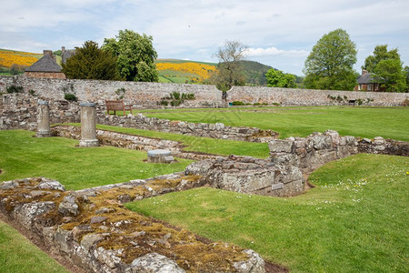 查看苏格兰边境的Melrose修道院的墙壁和废墟查看苏格兰边境的Melrose修道院的废墟图片