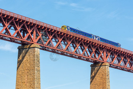 ForthBridge在苏格兰Queensferry附近的FortFirth上空的铁路桥火车经过该的图片