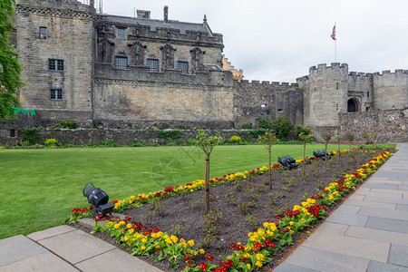 苏格兰庭院Stirling城堡配有花园和多彩床图片