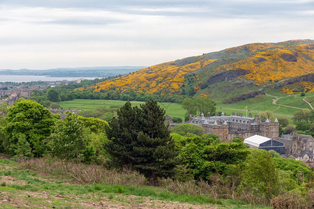 从苏格兰爱丁堡霍洛德宫的CaltonHill空中观察从苏格兰爱丁堡的Holorood城堡的CaltonHill空中观察苏格兰爱丁图片