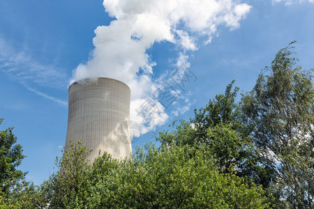 德国的冷却塔棕色煤炭发电厂与蓝色天空对抗背景图片