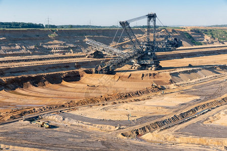 棕煤开挖坑景观德国哈姆巴赫矿区有巨大的挖掘机这台器是世界上最大的车图片