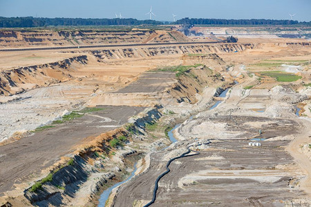 德国哈姆巴赫矿区开阔的坑地景观配有巨大的挖掘机图片