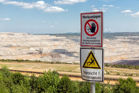 在德国挖掘棕煤的露天矿井Hambach和露天矿井Hambach附近的警告标志图片