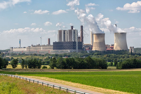 德国褐煤矿因登附近火力发电厂图片