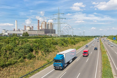 在德国褐煤矿Inden和Autobahn附近的煤火发电厂查看德国Autobahn附近的煤火发电厂图片