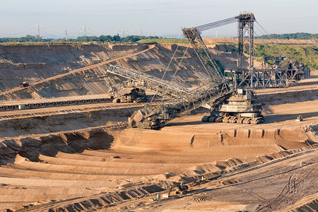棕煤开挖坑景观德国哈姆巴赫矿区有巨大的挖掘机这台器是世界上最大的车图片