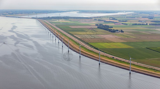 在荷兰Flevoland海岸和码头一带空中观察离岸风力涡轮机图片