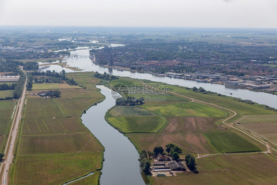 荷兰河IJssel在中世纪城市Kampen附近环绕着农业地貌的中世纪城市Kampen附近图片