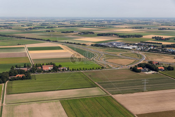 空中用农场和高速公路观察荷兰农业景图片
