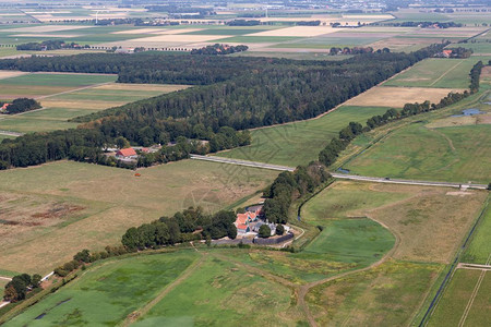 空中观视荷兰农业小场主前Schokland岛屿在前海底的轮廓图片