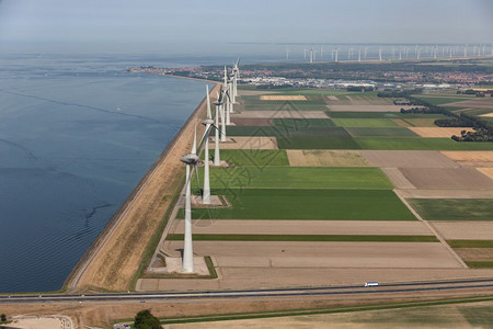 空中观视荷兰农业景沿海岸有排风涡轮机沿海岸有风涡轮机图片