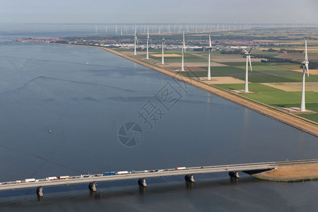 空中用桥梁和涡轮机观察荷兰海岸空中用桥梁和风涡轮机观察荷兰地貌图片