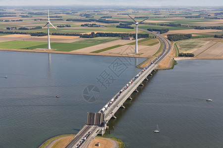 沿海岸以开桥和风力涡轮机观察荷兰农业景图片