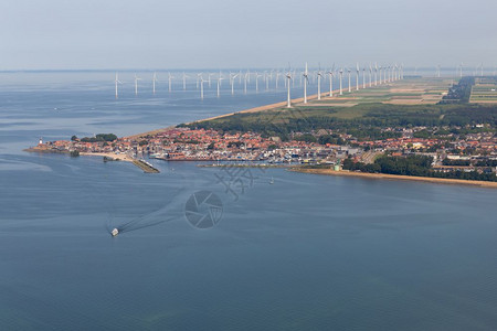 空中观视荷兰捕鱼村沿海岸有港口和大型离岸风力涡轮机图片