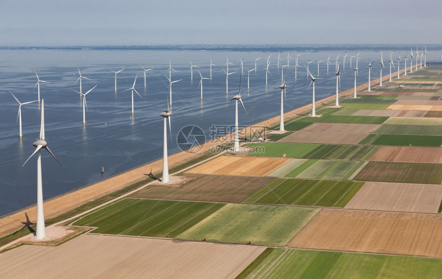 空中观察荷兰农业景沿海岸有大型离风力涡轮机图片