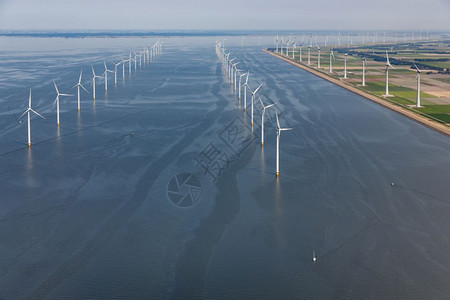 空中观视荷兰海沿岸有大型离风力涡轮机图片