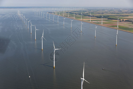 空中观视荷兰海沿岸有大型离风力涡轮机图片