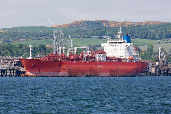 北海油离岸码头在苏格兰爱丁堡附近的福特Firth使用船在爱丁堡附近的福特Firth使用油轮码头在爱丁堡附近的福特Firth使用油图片