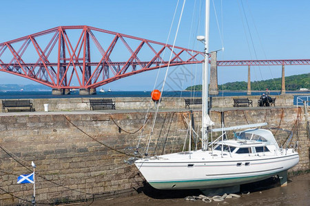 福斯桥铁路桥在福斯湾附近港口与帆船在昆斯费里苏格兰苏格兰昆斯费里附近福斯湾上的福斯桥图片