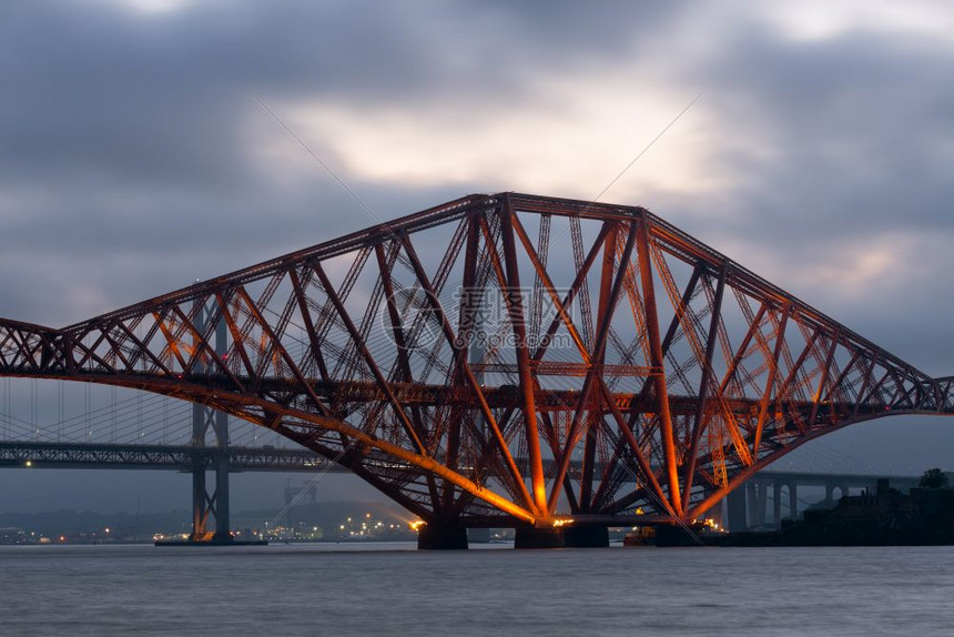 苏格兰皇后区渔利附近forthfirth的铁路桥苏格兰forthfirth桥上空的