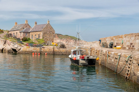 在苏格兰北海岸与渔船一起渡港在准备使用的夸龙虾笼中在苏格兰北海岸与渔船一起渡港图片