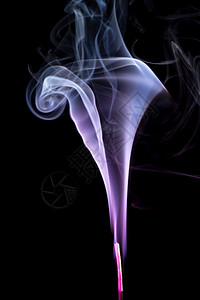 五颜六色的紫烟燃烧棒孤立在黑色的背景五颜六色的烟柱在黑色背景下孤立图片