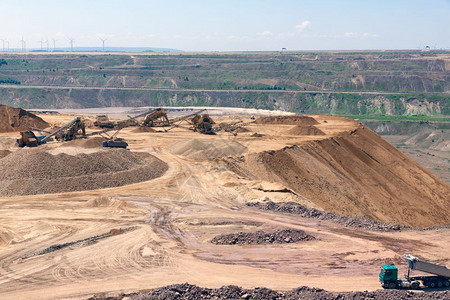 德国加兹韦勒矿的棕煤露坑景观包括回收原材料德国的棕煤露坑景观包括回收原材料图片