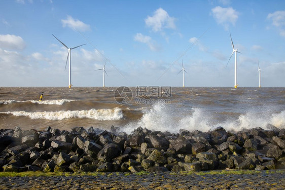 荷兰海有岸外风力涡轮机和海岸断浪图片