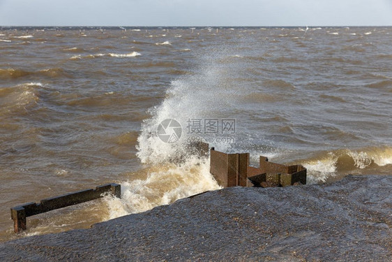 荷兰在IJsselmeerFlevoland的荷兰断流水伴有暴风雨中的断流波图片