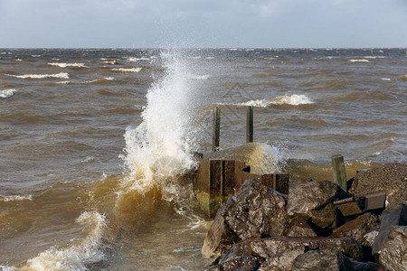 荷兰在IJsselmeerFlevoland的荷兰断流水伴有暴风雨中的断流波图片