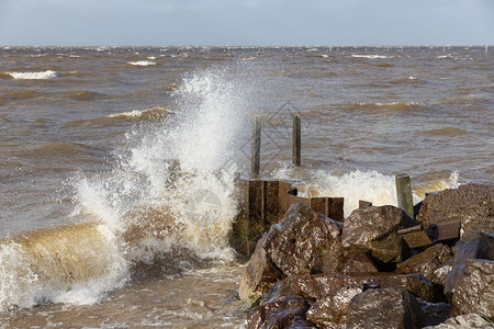 荷兰在IJsselmeerFlevoland的荷兰断流水伴有暴风雨中的断流波图片