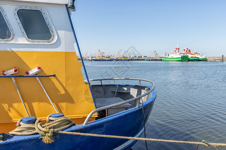 荷兰劳沃索格港带系泊缆的船尾渔船荷兰劳沃索格港的一艘船尾渔船背景图片