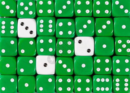 3个白色立方体的随机订购绿色骰子的背景3个白色立方体的随机订购绿色骰子的背景图片