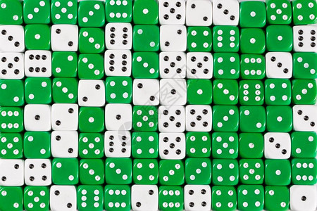 具有三分之二随机订购绿骰子和三分之一白骰子的图案背景图片
