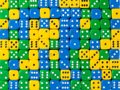 随机订购黄色绿和蓝骰子的背景模式图片