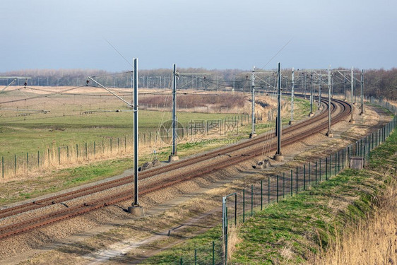 荷兰铁路穿过公园奥斯特瓦德斯帕森之间的莱利斯塔德和阿尔梅雷荷兰铁路穿过阿尔梅雷和莱利斯塔德附近的公园奥斯特瓦德斯帕森图片