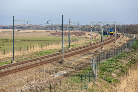 荷兰铁路通过公园Oostvaardersplassen在Lelystad和Almere之间有接近的特快列车荷兰铁路穿过阿尔梅雷和图片