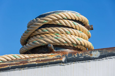 铁船在蓝天对准铁船在钢对准圆木板绳在铁船对准圆木板图片