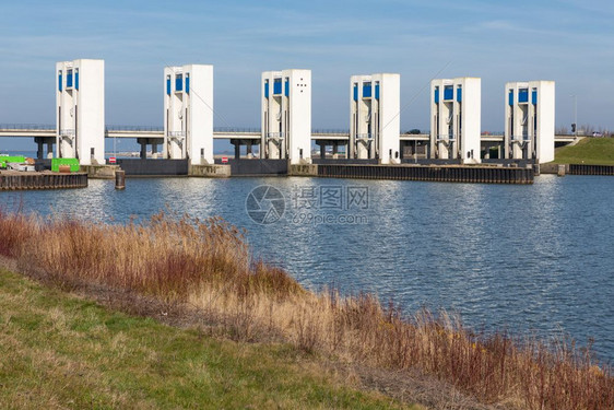 在荷兰莱利斯塔德附近的IJsselmeer和标记meer之间的Houtribdijk排放液图片