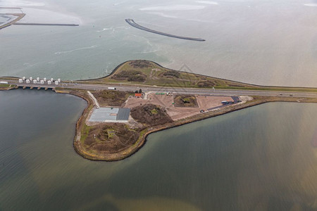 鸟瞰荷兰堤防AfsluitdijkDenOever附近的工业储存区将淡水湖IJsselmeer和盐瓦登海分开鸟瞰图荷兰堤防Afs图片