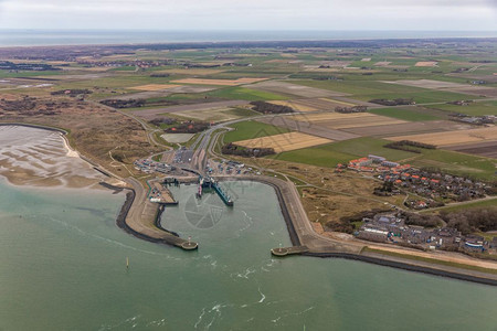 在Wadden海中荷兰岛Texel的HetHorntje空中观察渡口码头HetHorntje在荷兰岛Texel空中观察渡口码头H图片