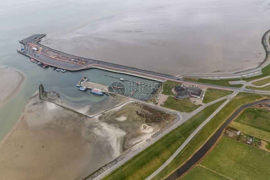 在WaddenSea的荷兰岛Ameland低潮渡轮码头在WaddenSea的荷兰岛Ameland空中观察荷兰岛Ameland的渡图片
