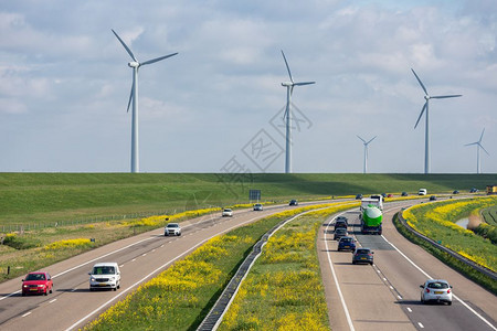 Lelystad附近的荷兰A6号高速公路,配有风涡轮机和开阔的种子。图片
