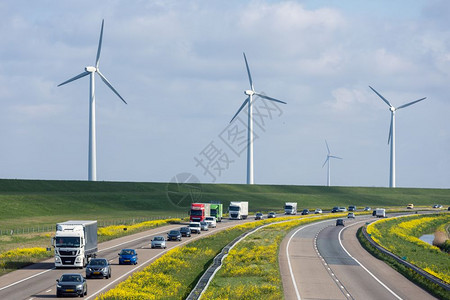 Lelystad附近的荷兰A6号高速公路,配有风涡轮机和开阔的种子。图片