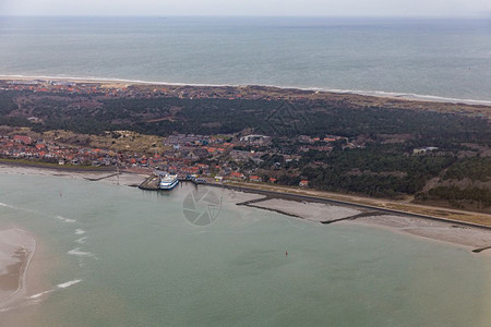 空中观视荷兰岛Vlieland与村庄和码头渡轮空中观视荷兰岛Vlieland与码头和渡轮图片