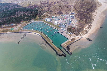 在Wadden海中荷兰岛Vlieland的储存区对Marina岛进行空中观察在Vlieland岛对WaddenSea和码头进行空图片