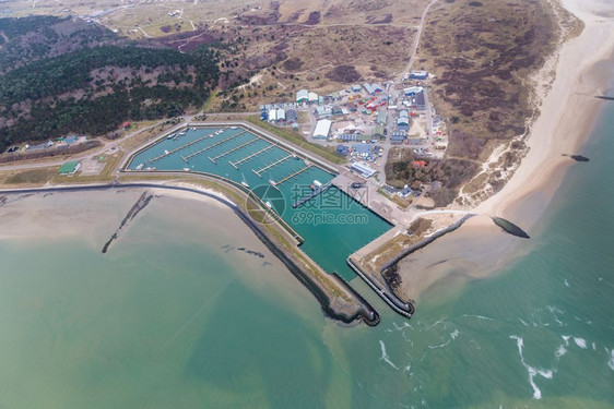 在Wadden海中荷兰岛Vlieland的储存区对Marina岛进行空中观察在Vlieland岛对WaddenSea和码头进行空图片