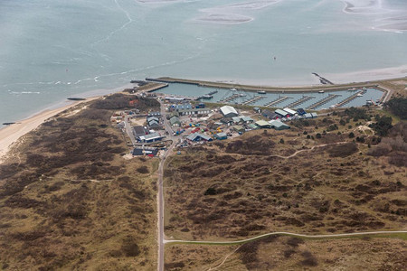 在Wadden海中荷兰岛Vlieland的储存区对Marina岛进行空中观察在Vlieland岛对WaddenSea和码头进行空图片